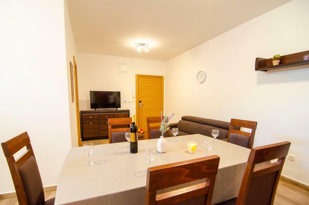 Apartments Sara 4 Бол Екстер'єр фото