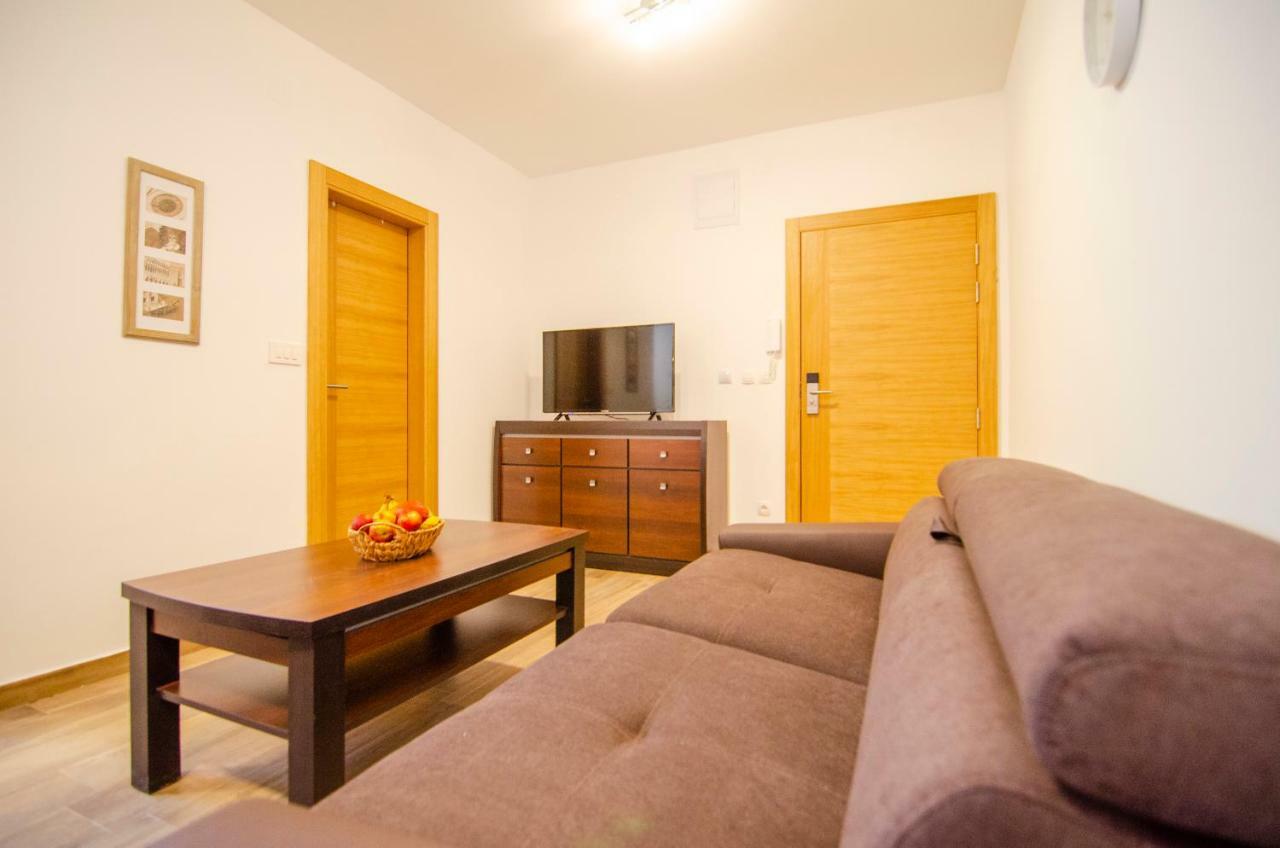 Apartments Sara 4 Бол Екстер'єр фото