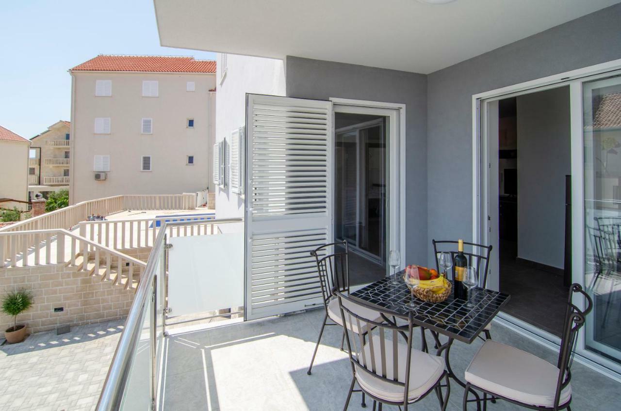 Apartments Sara 4 Бол Екстер'єр фото