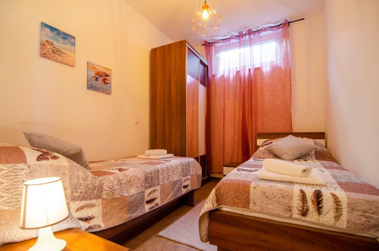 Apartments Sara 4 Бол Екстер'єр фото
