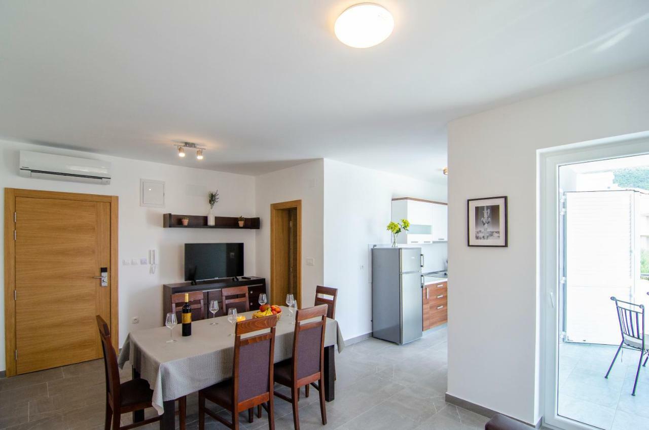 Apartments Sara 4 Бол Екстер'єр фото