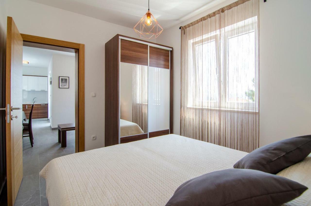 Apartments Sara 4 Бол Екстер'єр фото