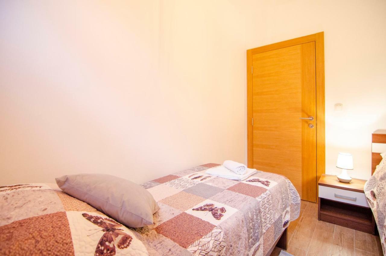 Apartments Sara 4 Бол Екстер'єр фото