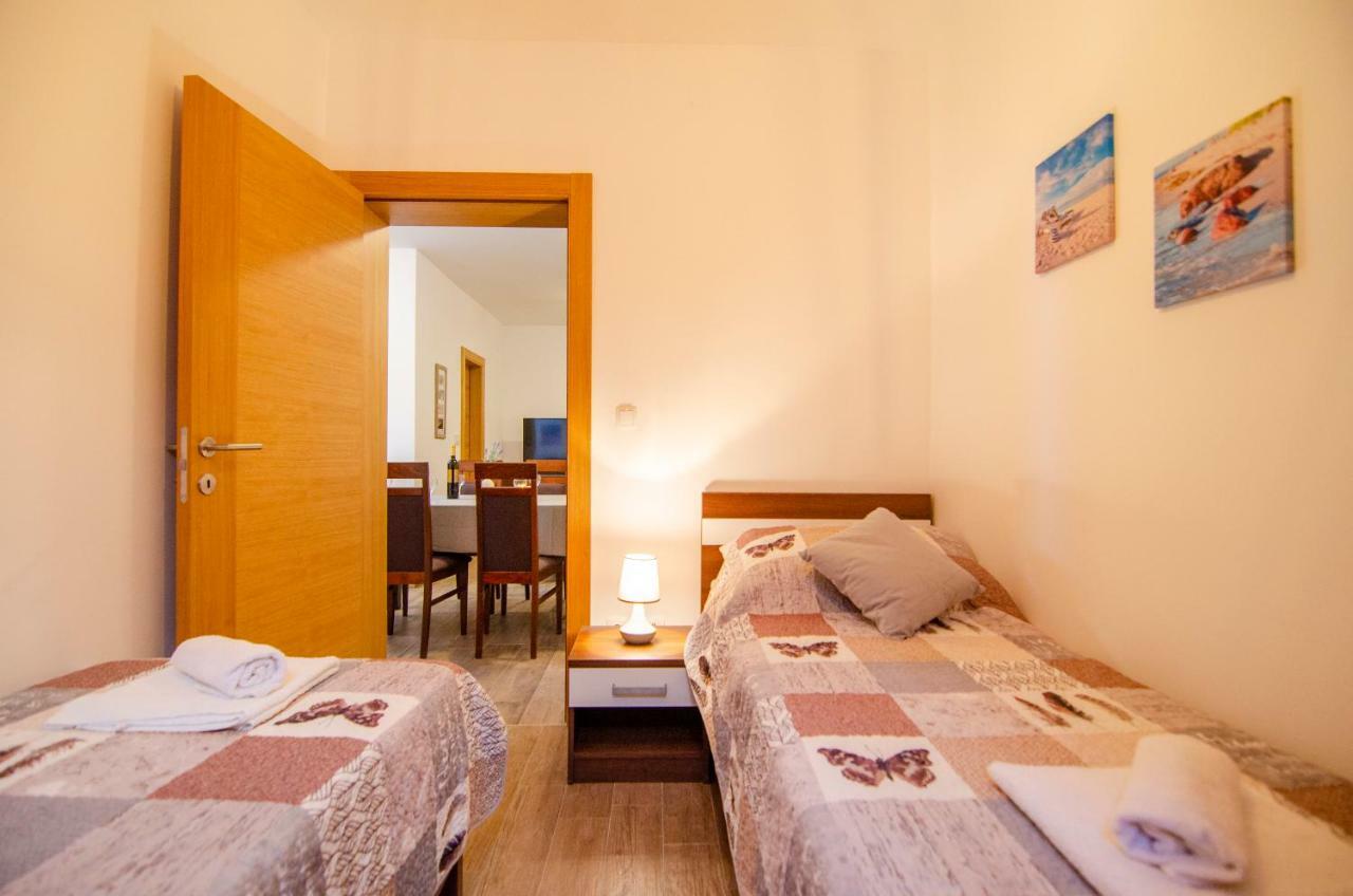 Apartments Sara 4 Бол Екстер'єр фото