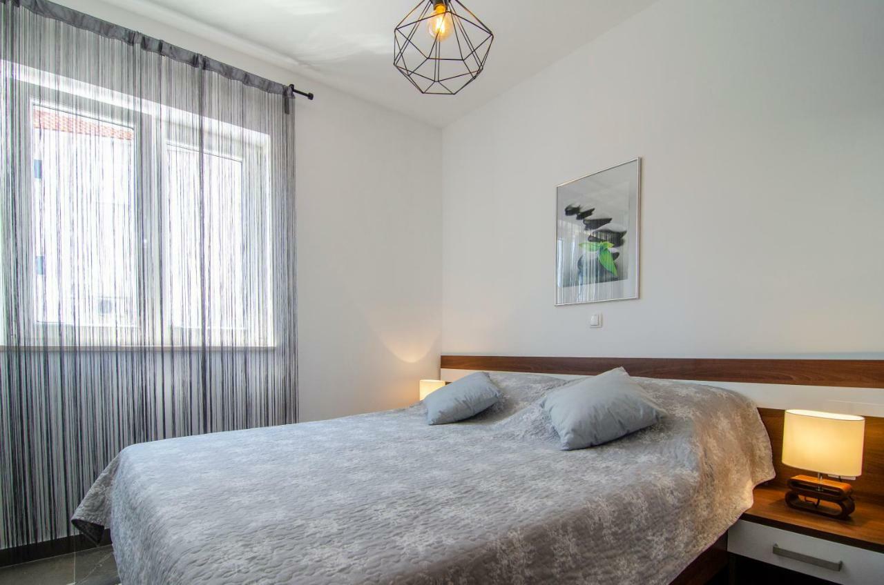 Apartments Sara 4 Бол Екстер'єр фото