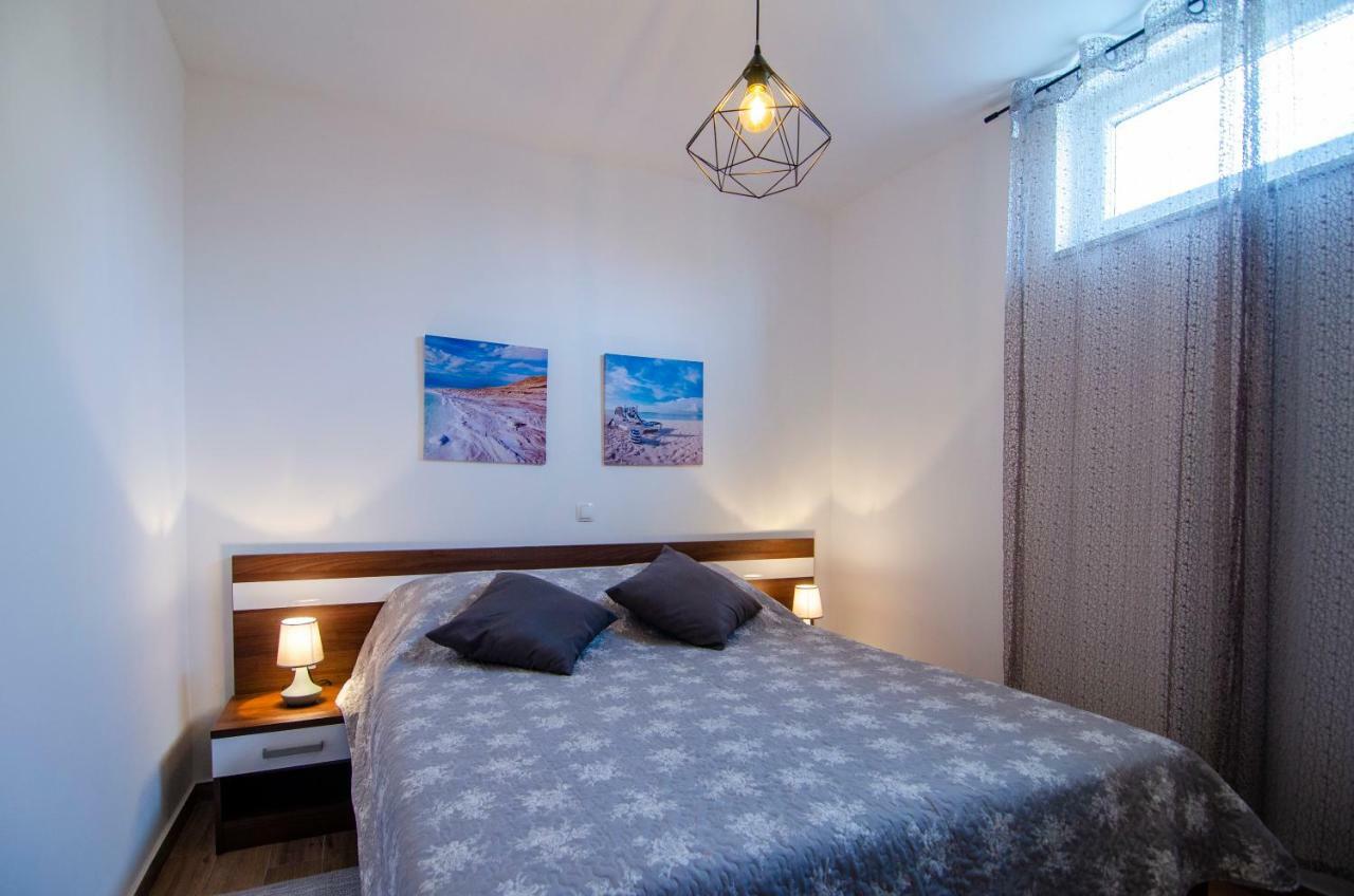 Apartments Sara 4 Бол Екстер'єр фото