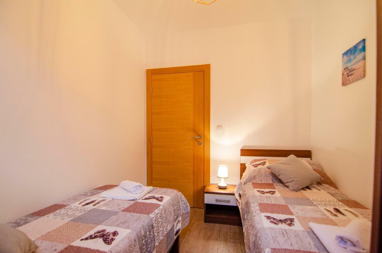 Apartments Sara 4 Бол Екстер'єр фото