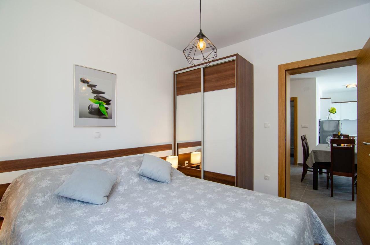Apartments Sara 4 Бол Екстер'єр фото