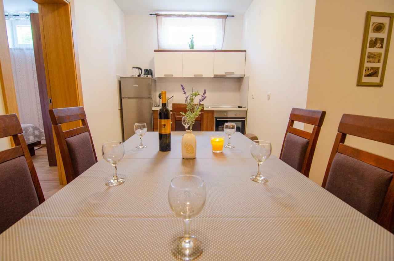 Apartments Sara 4 Бол Екстер'єр фото