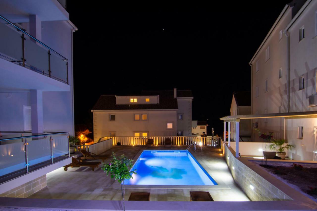 Apartments Sara 4 Бол Екстер'єр фото
