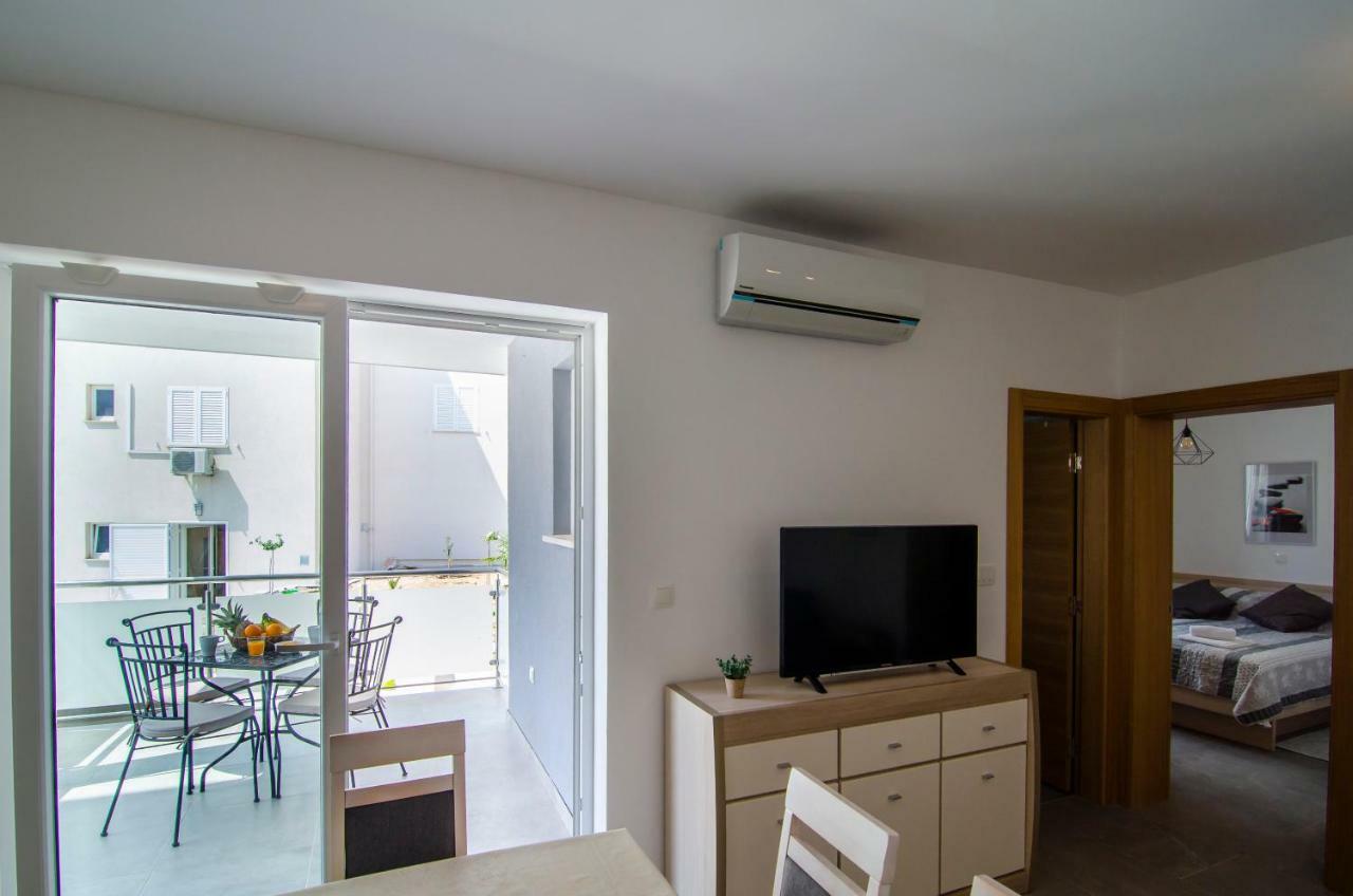 Apartments Sara 4 Бол Екстер'єр фото