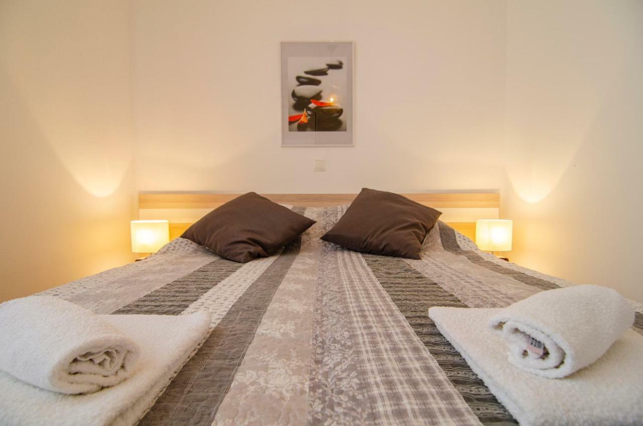 Apartments Sara 4 Бол Екстер'єр фото