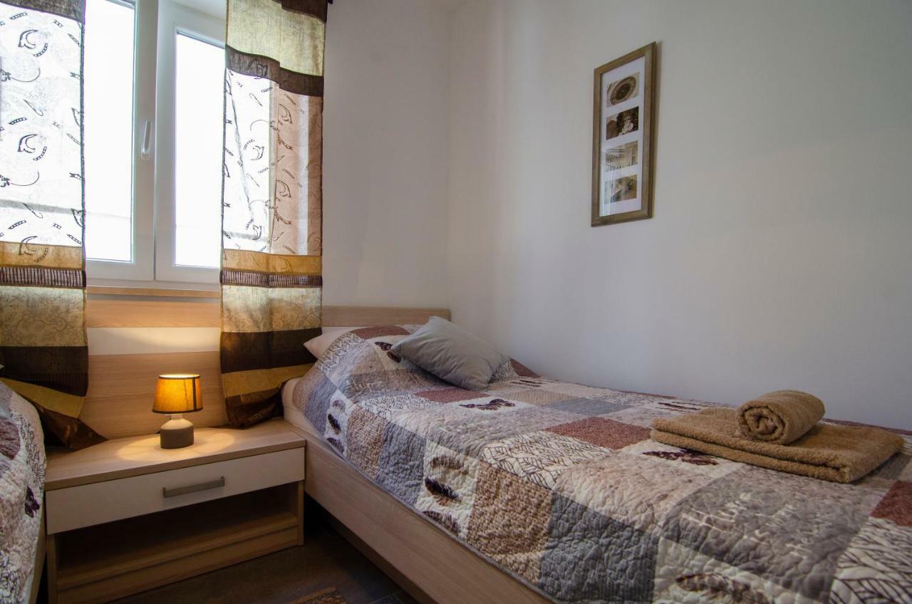 Apartments Sara 4 Бол Екстер'єр фото