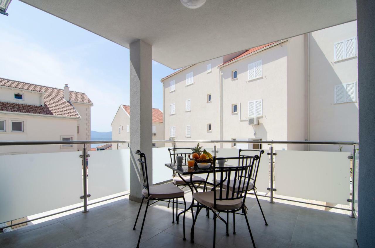 Apartments Sara 4 Бол Екстер'єр фото