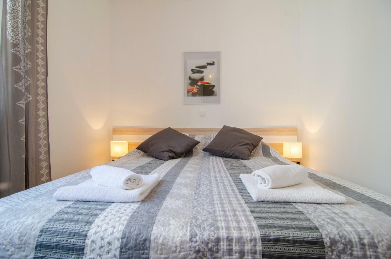 Apartments Sara 4 Бол Екстер'єр фото