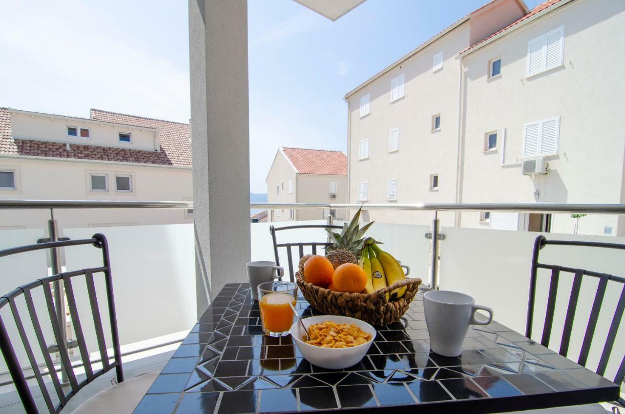 Apartments Sara 4 Бол Екстер'єр фото