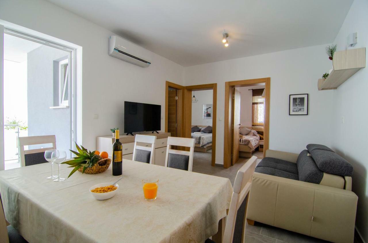 Apartments Sara 4 Бол Екстер'єр фото