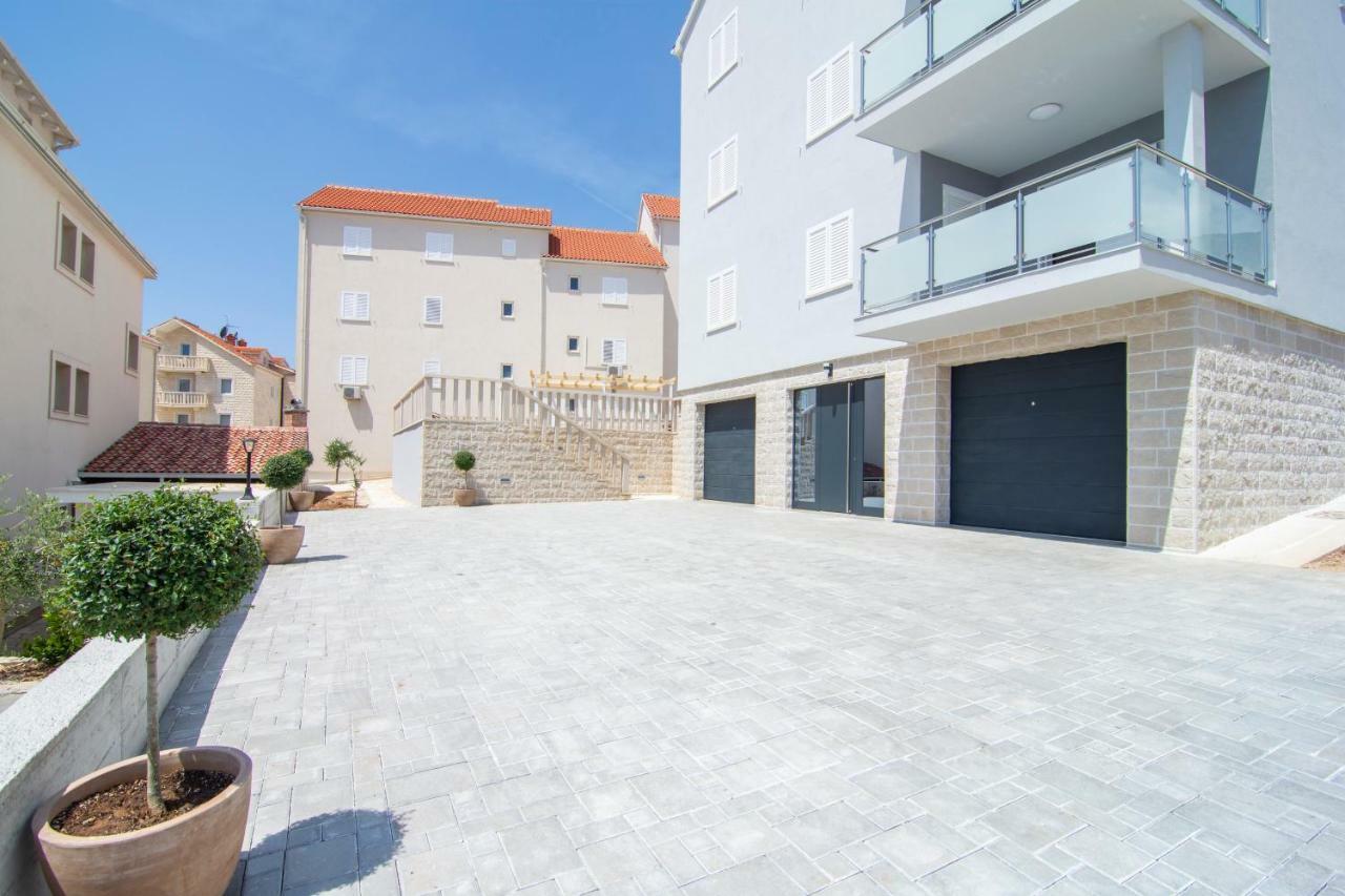 Apartments Sara 4 Бол Екстер'єр фото