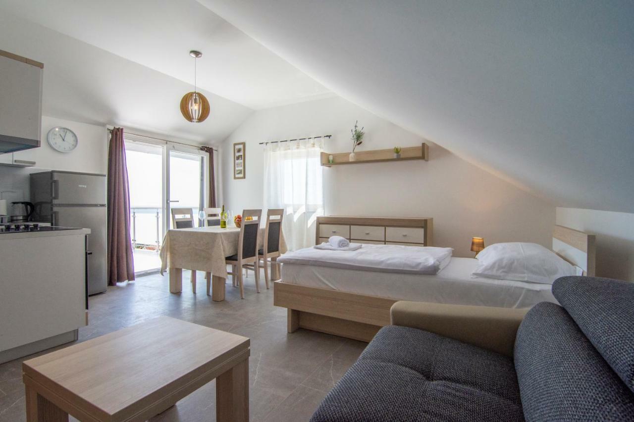 Apartments Sara 4 Бол Екстер'єр фото